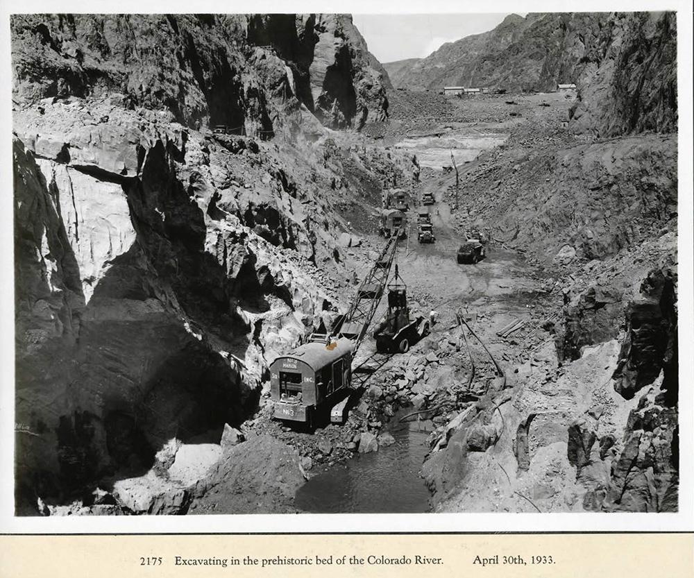 Excavating in the prehistoric bed of the Colorado River. 04/30/1933